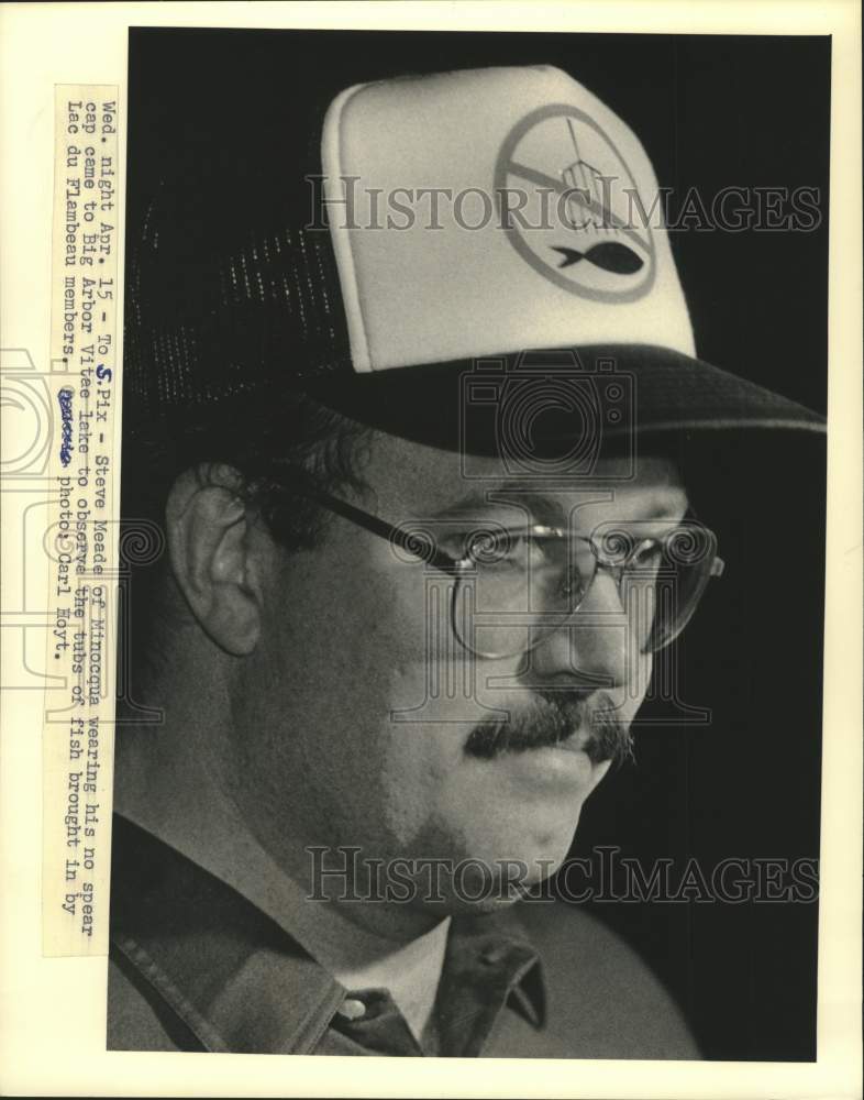 1987 Press Photo Steve Meade at Big Arbor Vitae lake to observe tribal fish haul - Historic Images