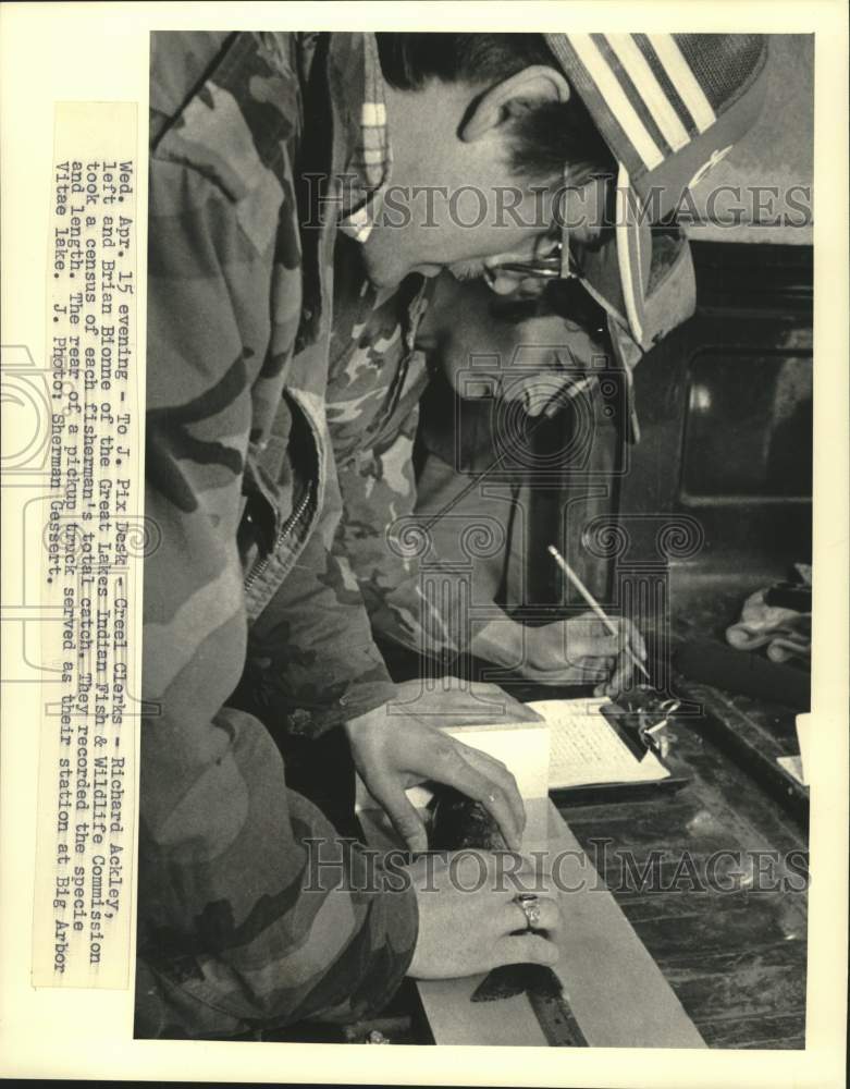 1987 Press Photo Great Lakes Indian Fish and Wildlife officers record fish catch - Historic Images