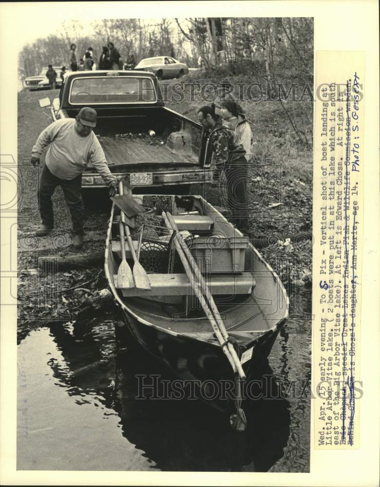 1987 Press Photo Indians - Chippewa - Boat landing at Little Arbor Vitae lake - Historic Images