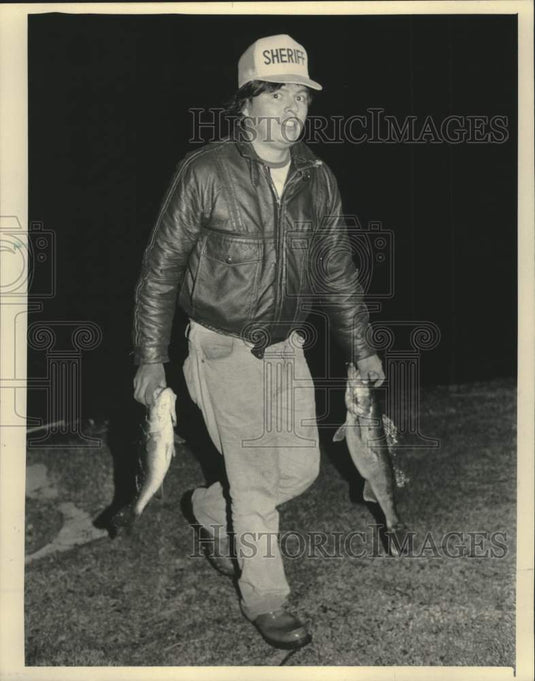 1986 Press Photo Chippewa Indian Lloyd Fowler carries fish from Balsam Lake - Historic Images
