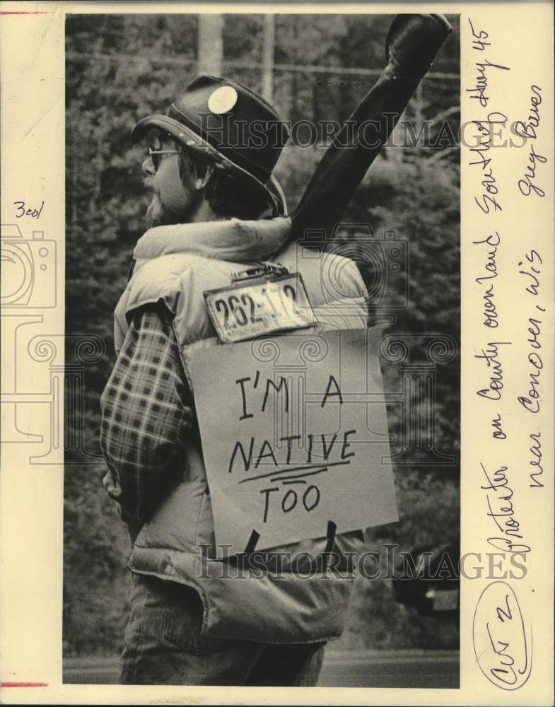 1984 Press Photo A demonstrator protests Indian hunting rights - mjc37884 - Historic Images