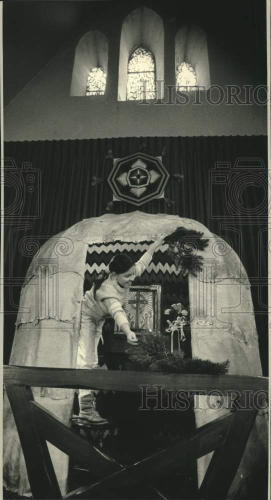 1988 Press Photo Sarah Taylor decorates altar for Chippewa Indians hearing mass - Historic Images