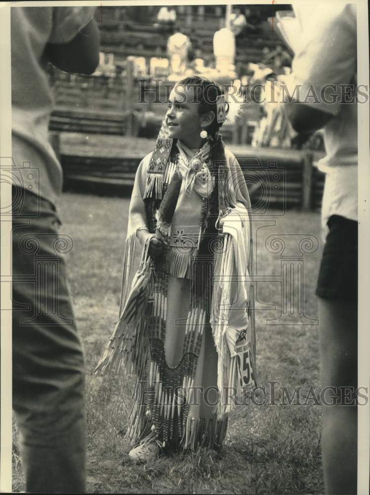 1992 Press Photo April Long attends a Menominee Indians powwow in Keshena - Historic Images