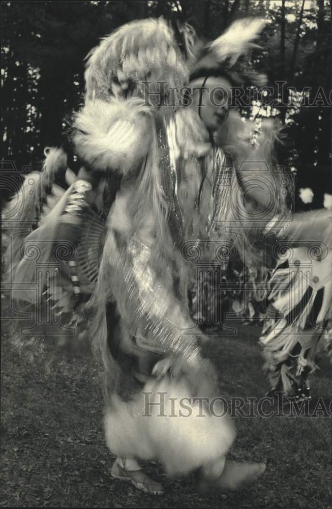 1992 Press Photo Richard Okimosh dances during a Menominee Indians powwow - Historic Images