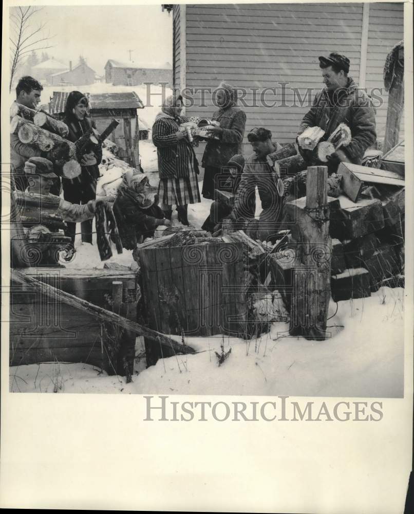 1985 Press Photo Mrs. Moshoquit &amp; other Wisconsin Menominee Indians gather wood - Historic Images