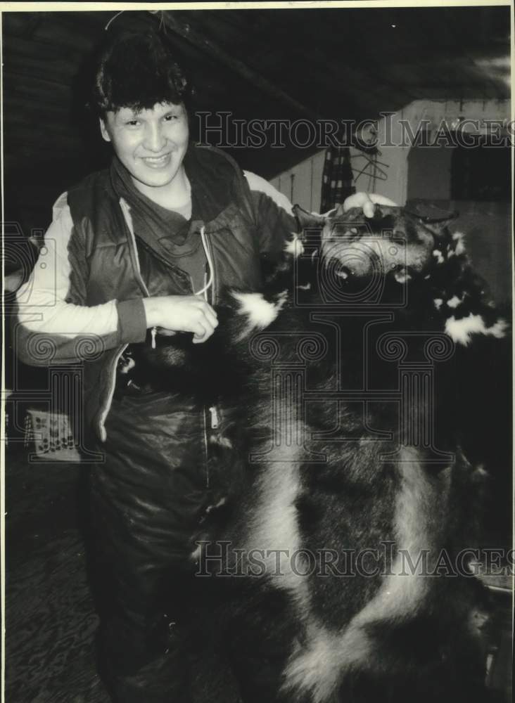 1987 Press Photo Native American Leon Weyallon Displays Pelt From Hunt in Canada - Historic Images