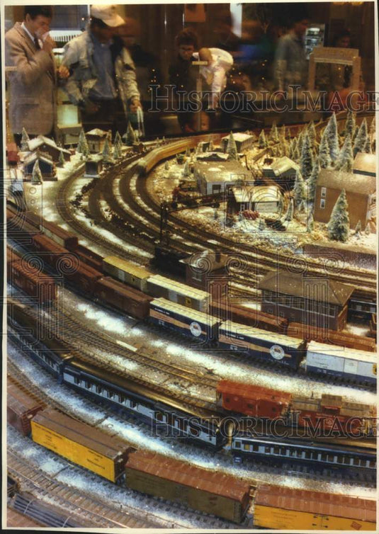 1992 Press Photo Model trains in holiday window of Cincinnati Gas & Electric - Historic Images