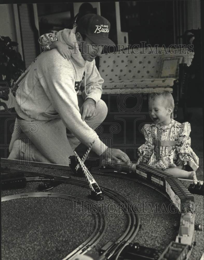 1993 Press Photo Bill King &amp; daughters play with his childhood train set - Historic Images
