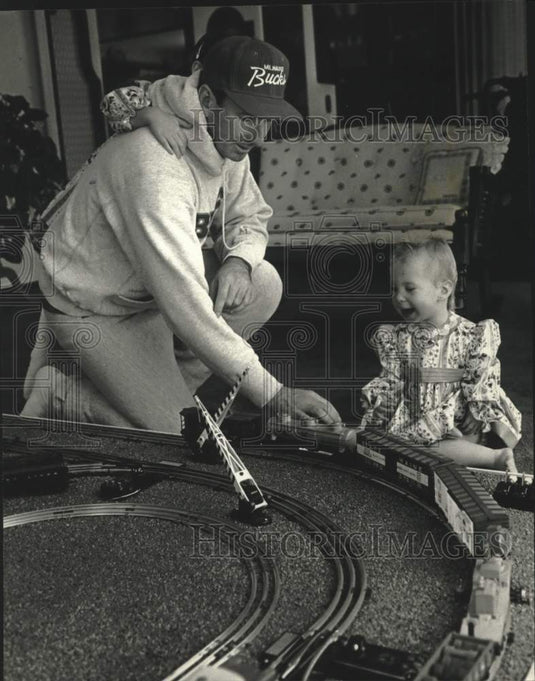 1993 Press Photo Bill King & daughters play with his childhood train set - Historic Images