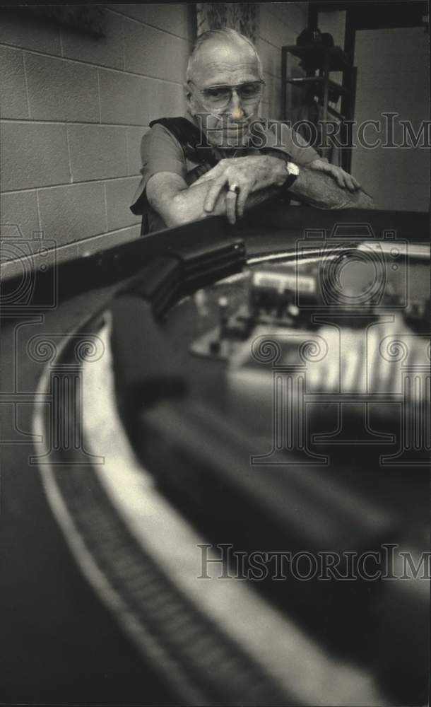 1991 Press Photo Train hobbyist Bill Rockhill of Wauwatosa at the senior center - Historic Images