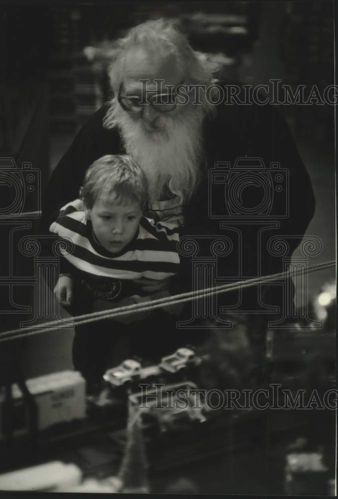 1993 Press Photo Al Pietkivitch & grandson Mike Garvey at Milwaukee Lionel Club - Historic Images