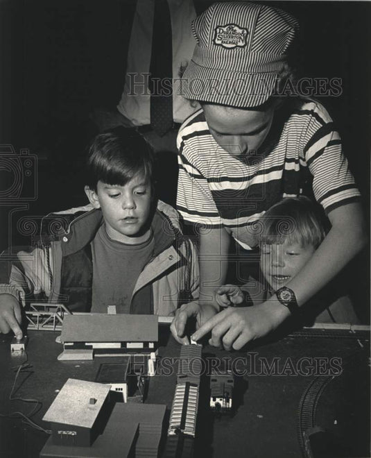 1992 Press Photo John Neville & others at Port Washington Model Railroad Club - Historic Images
