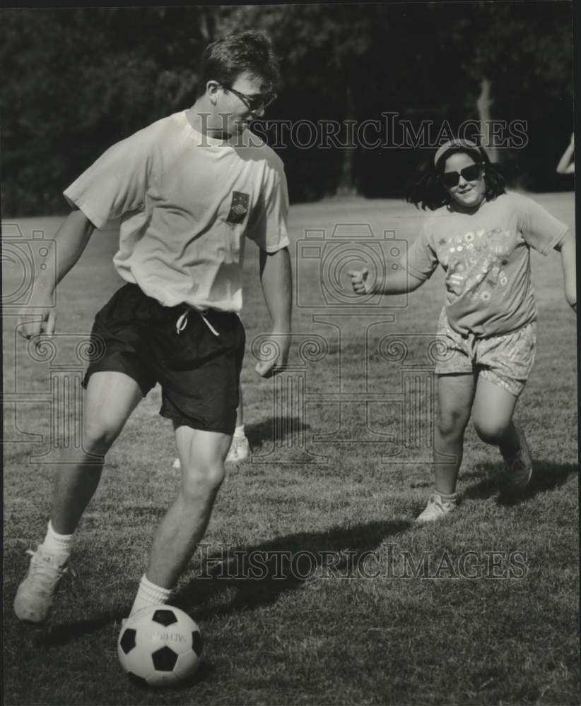 1993 Press Photo Milwaukee&#39;s Dan Stebbins &amp; Girl Scout Jessica Dahms play soccer - Historic Images