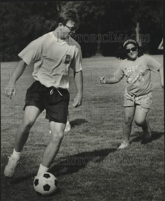 1993 Press Photo Milwaukee's Dan Stebbins & Girl Scout Jessica Dahms play soccer - Historic Images