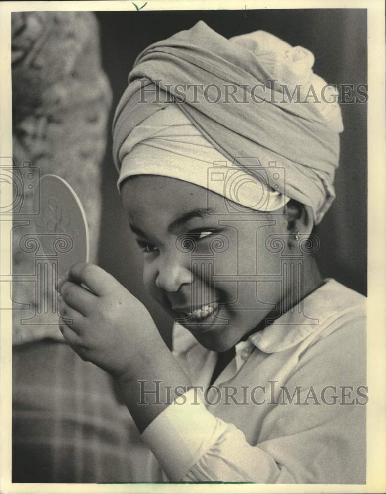 1984 Press Photo Jayleigha McDowell of Brownie Troop 747 tried on African turban - Historic Images