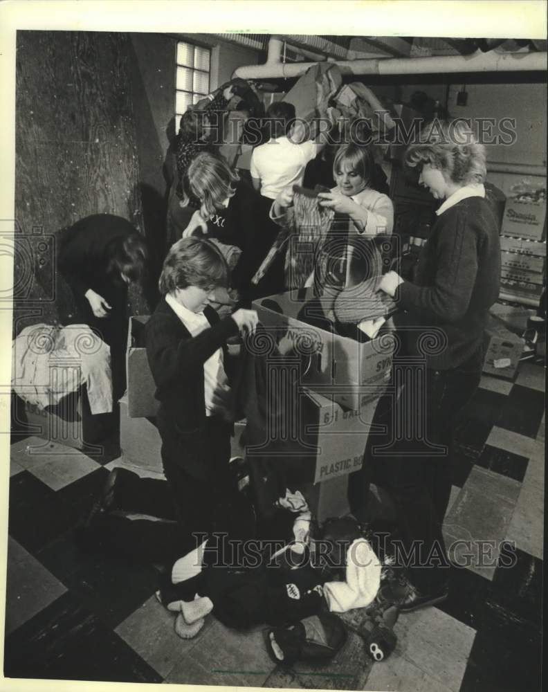 1984 Press Photo Milwaukee Girl Scout Troops 10 and 28 Pack Clothing and Food - Historic Images