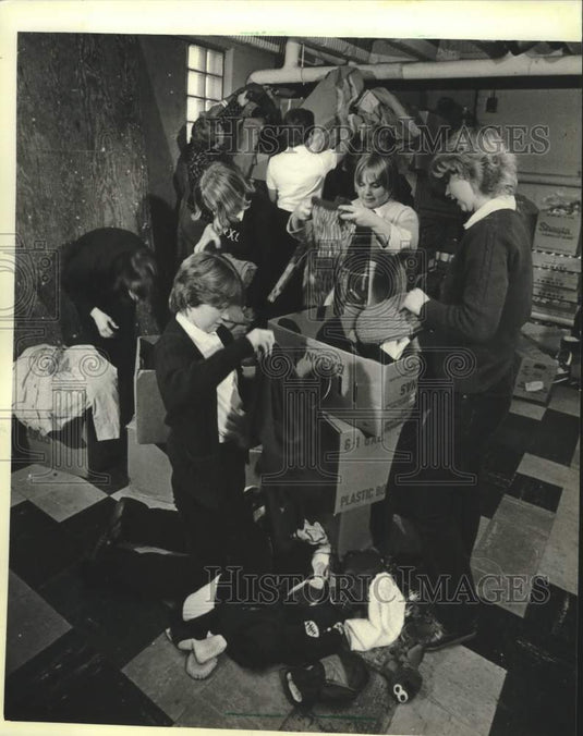 1984 Press Photo Milwaukee Girl Scout Troops 10 and 28 Pack Clothing and Food - Historic Images