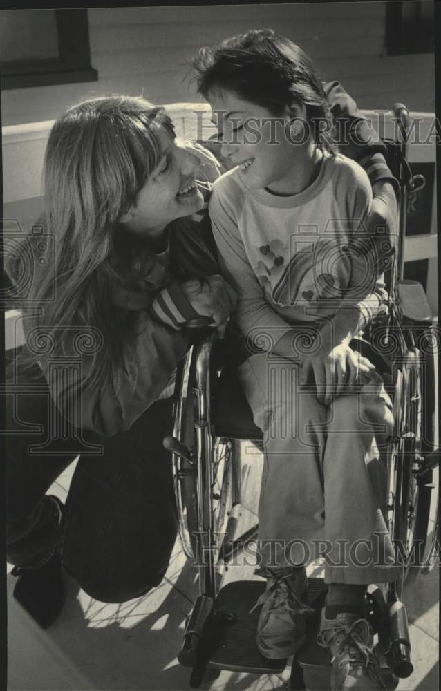 1984 Press Photo Linda Lively &amp; Her Daughter Bambi Watkins Try to Join Hike - Historic Images