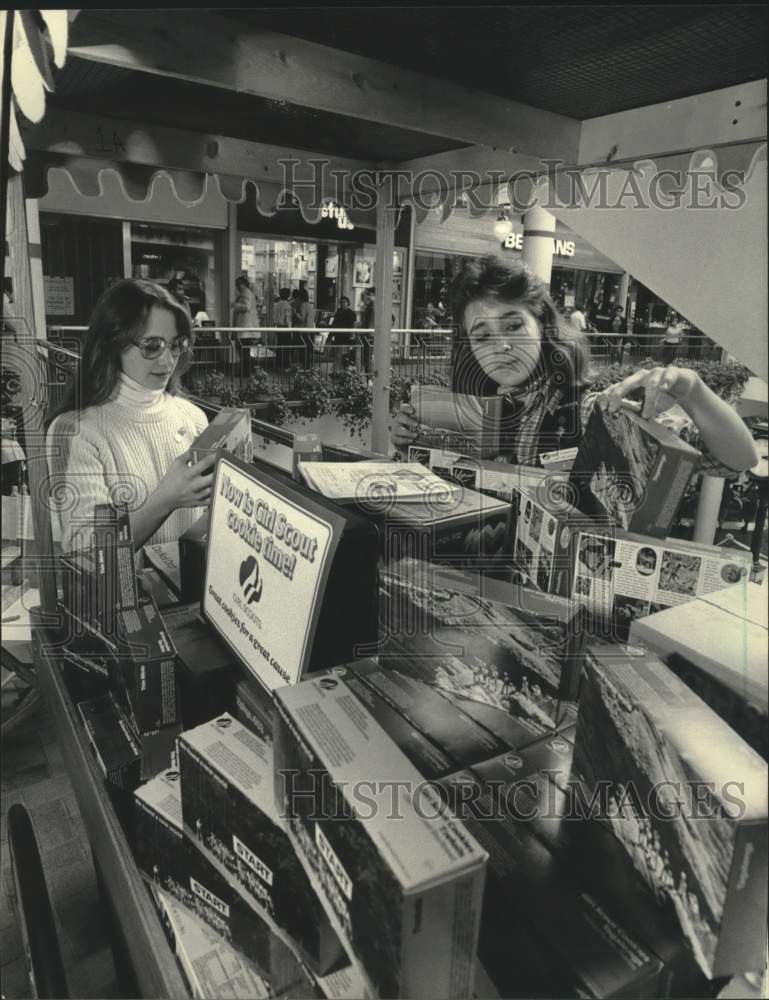 1985 Press Photo Donna Laughrin, Jenny Chancellor arrange GS cookies, Milwaukee. - Historic Images