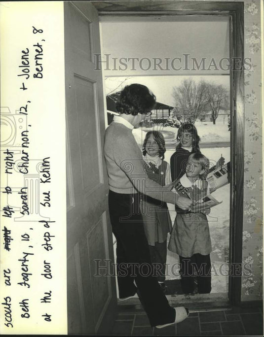 1983 Press Photo Girl Scouts pay a call on Sue Kehm to sell cookies, Milwaukee. - Historic Images