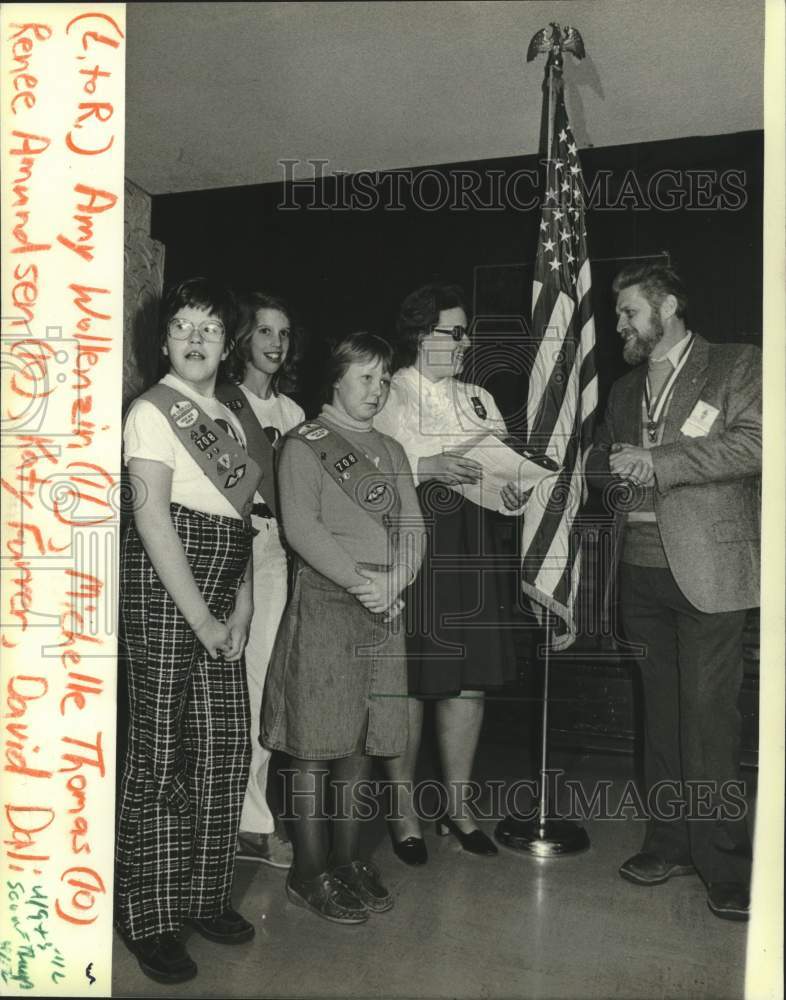 1983 Press Photo David Dali, Girl Scout members, new troop ceremony, Wisconsin. - Historic Images