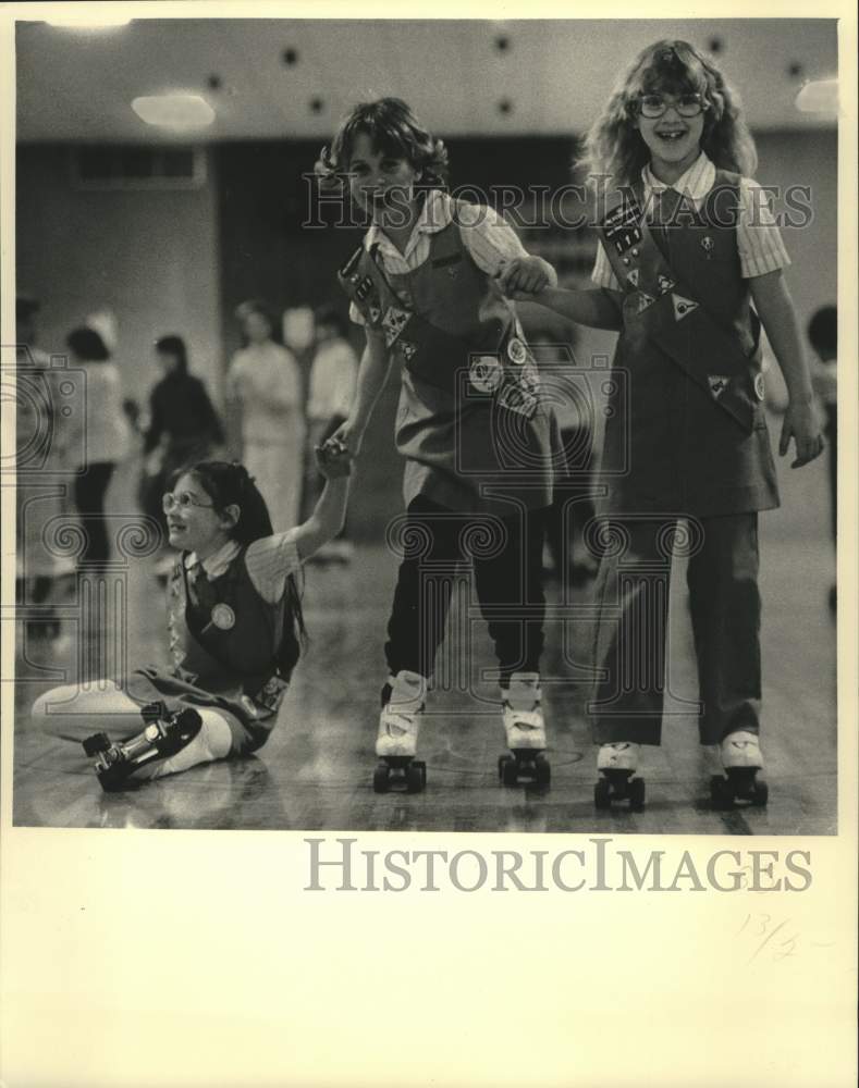 1987 Press Photo Kim McDonald skating with her troop, others, Wisconsin. - Historic Images