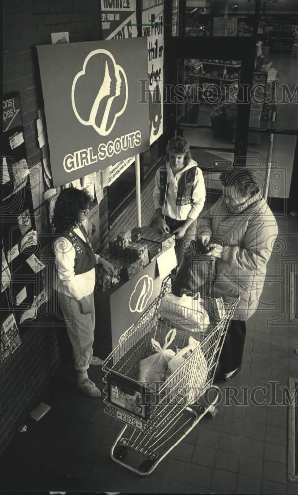 1988 Press Photo Sarah Gavinski, Denise Beres sells cookies, others, Wisconsin. - Historic Images