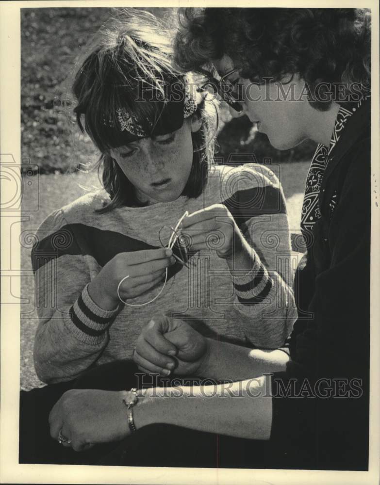 1985 Press Photo Tracey Gimmier girl scout with her mom Sherry, Wisconsin. - Historic Images