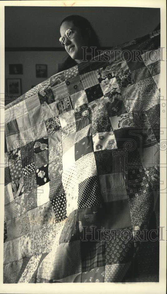 1992 Press Photo Girl Scout Elizabeth Lovance sewed a charm quilt for an event - Historic Images