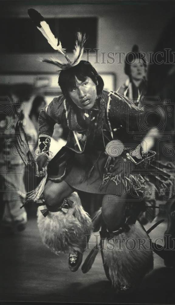 1985 Press Photo Winnebago Indian Ron Martin danced to drums during a powwow, WI - Historic Images