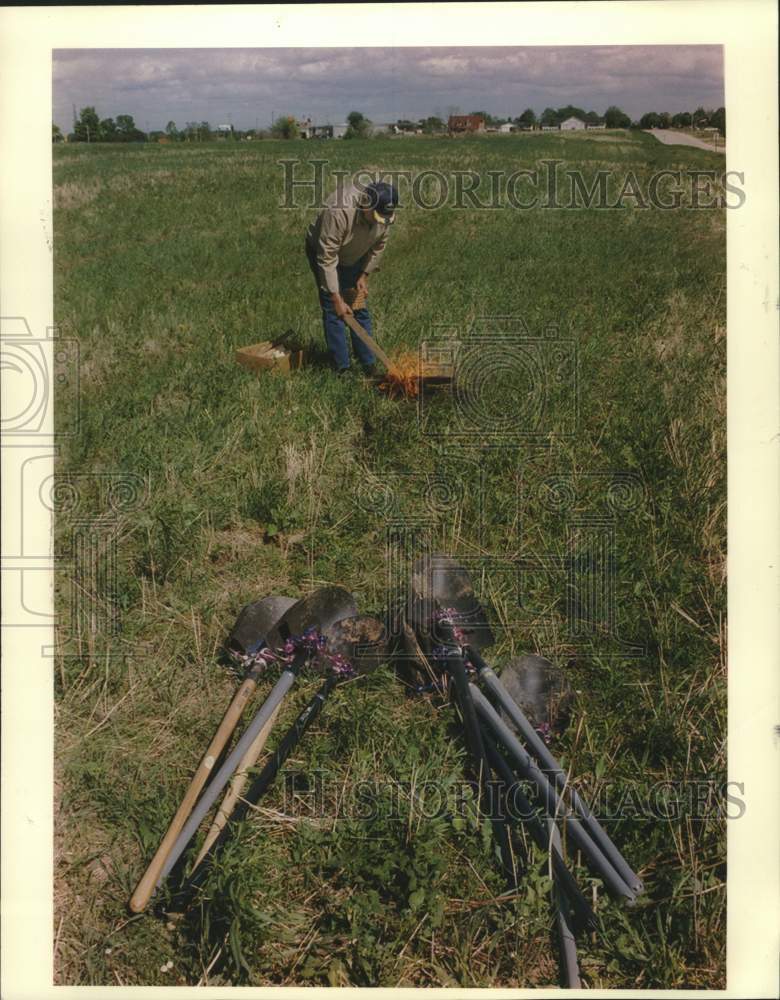 1994 Press Photo Oneida Native American Lloyd Schuylar Prepares Ceremonial Fire - Historic Images