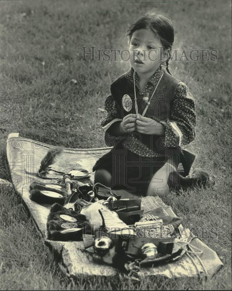 1985 Press Photo Native American Boy Geronimo Durant Plays With Tribal Items - Historic Images