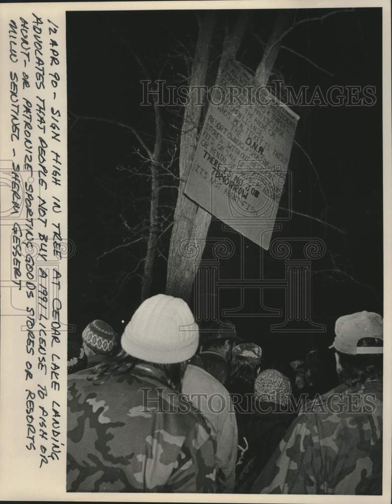 1990 Press Photo A sign in Cedar Lake Landing, advocates no hunting or fishing. - Historic Images