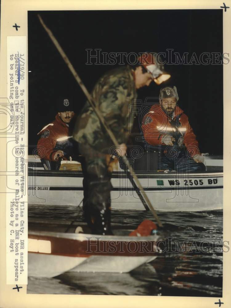 1990 Press Photo Native American spearer combs for fish at Big Arbor Vitae