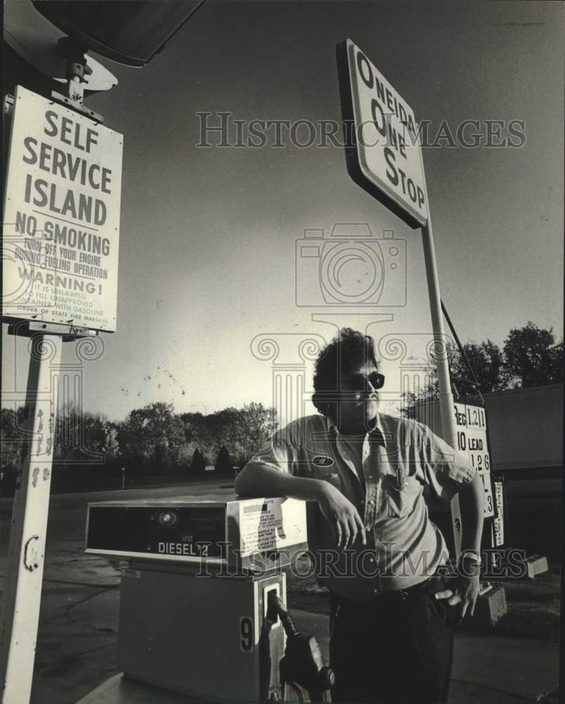 1982 Press Photo Al Reed works at a tribal gas station for the Oneida community - Historic Images