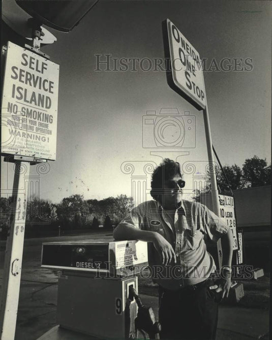 1982 Press Photo Al Reed works at a tribal gas station for the Oneida community - Historic Images