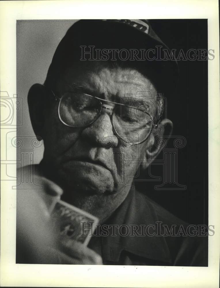 1981 Press Photo Sam Scofield Plays Cards at St. John's Episcopal Church - Historic Images