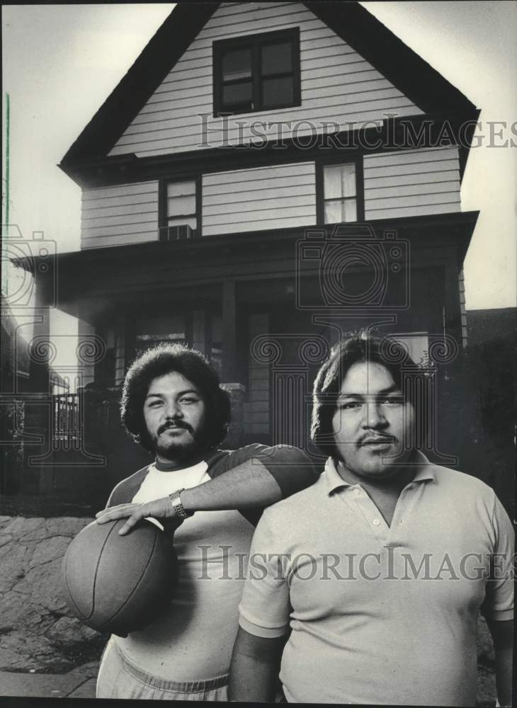 1982 Press Photo Darnell and Michael Ninham of Oneida Community Near Green Bay - Historic Images