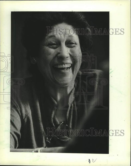 1982 Press Photo Velma Doxlator Enjoys Joke at Milwaukee Indian Health Center - Historic Images