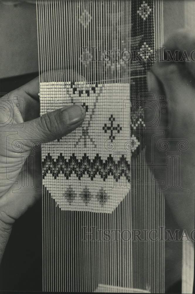 1984 Press Photo Myrtle Wayman Creates Art at Lac du Flambeau Arts & Craft Store - Historic Images