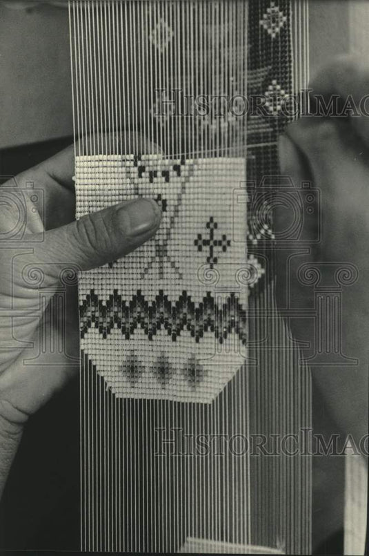 1984 Press Photo Myrtle Wayman Creates Art at Lac du Flambeau Arts & Craft Store - Historic Images