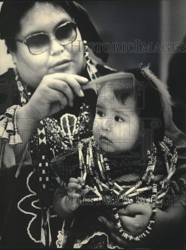 1984 Press Photo Marquette- Valeen Wheelock gave Weh-Ah's hair a final combing - Historic Images