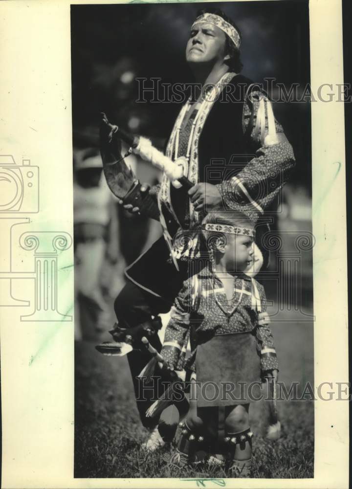 1984 Press Photo Michael Durant and Son Geronimo, Red Cliff Reservation - Historic Images