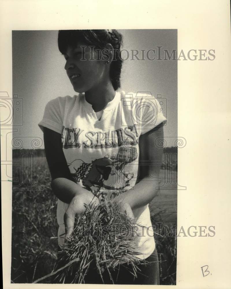 1988 Press Photo Marsha Ashmun at Kakagon River Slough, Wisconsin - mjc38067 - Historic Images