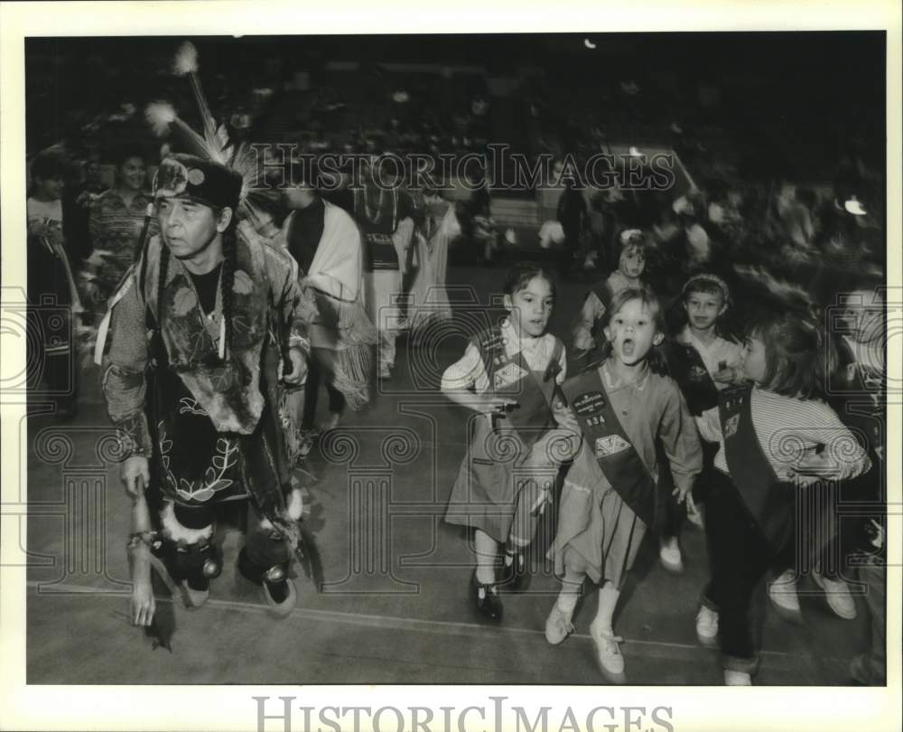 1994 Press Photo Girl Scouts At Native American Pow-Wow At The Milwaukee Arena - Historic Images