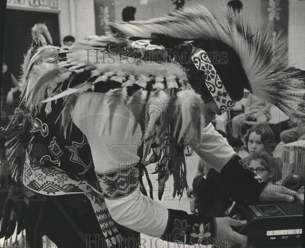 1973 Press Photo Native American Gerald Sanapaw In Costume Using Tape Recorder - Historic Images