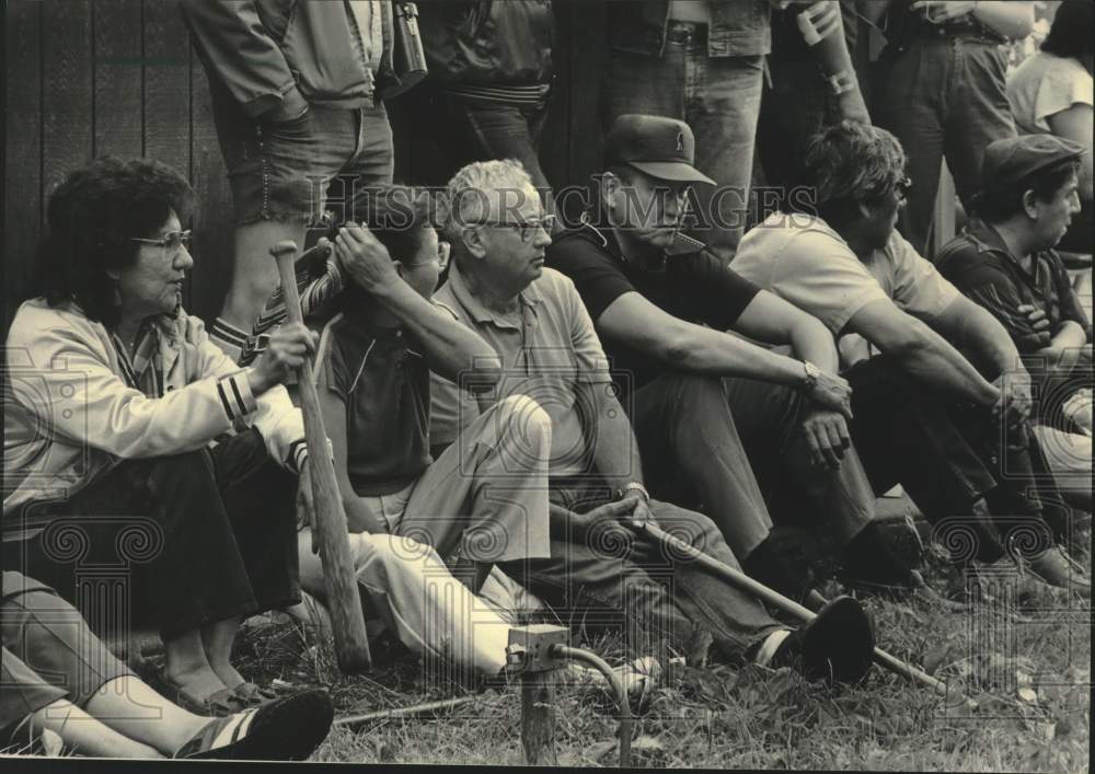 1984 Press Photo Winnebago tribal members gather in protest, Lake Delton - Historic Images