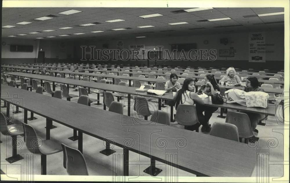 1984 Press Photo Winnebago Tribe Members Guard the Empty Game Room at Bingo Hall - Historic Images