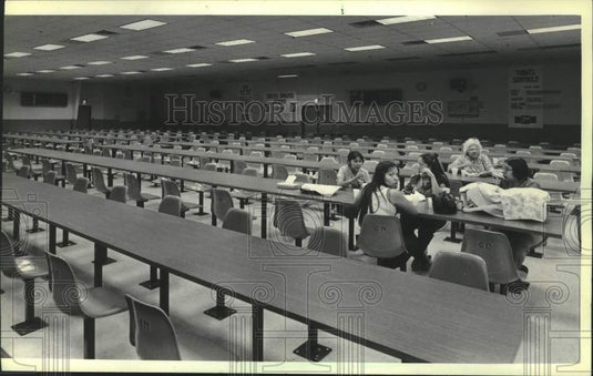1984 Press Photo Winnebago Tribe Members Guard the Empty Game Room at Bingo Hall - Historic Images