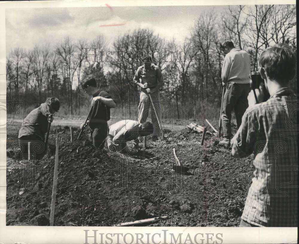 1983 Press Photo Indian Burial Mounds Investigated by State Historical Society - Historic Images